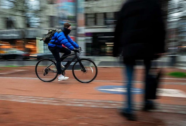 Sowohl Radfahrer als auch Fugnger so...Unflle im Straenverkehr vorzubeugen.  | Foto: Fabian Strauch (dpa)