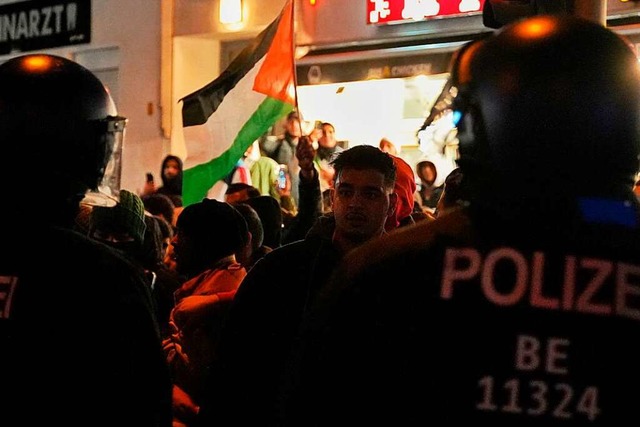 Polizisten bewachen eine pro-palstine...e Demonstration am Mittwoch in Berlin.  | Foto: ZAKARIA ABDELKAFI