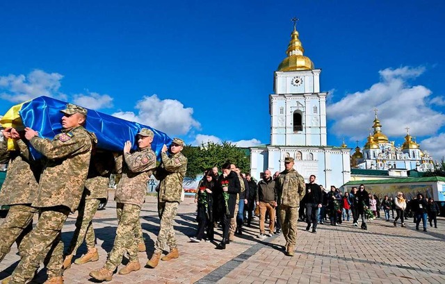 Ein Abnutzungskrieg mit vielen Toten: ...ng eines ukrainischen Soldaten in Kiew  | Foto: SERGEI SUPINSKY (AFP)