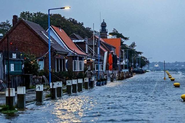 Der Norden Deutschlands bereitet sich auf eine Sturmflut an der Ostseekste vor