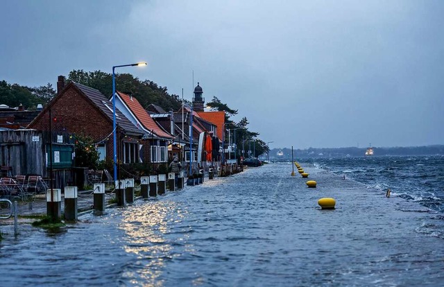 Die Strae vor den Cafs und Geschfte...vollstndig von der Ostsee berflutet.  | Foto: Axel Heimken (dpa)