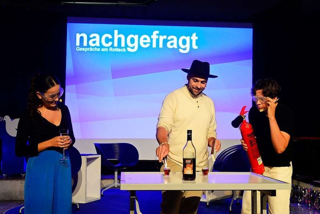 Erst der Schnaps, dann das Du: Der Sn...n Elena Schwiedeen und Anton Brker.   | Foto: Ingo Schneider