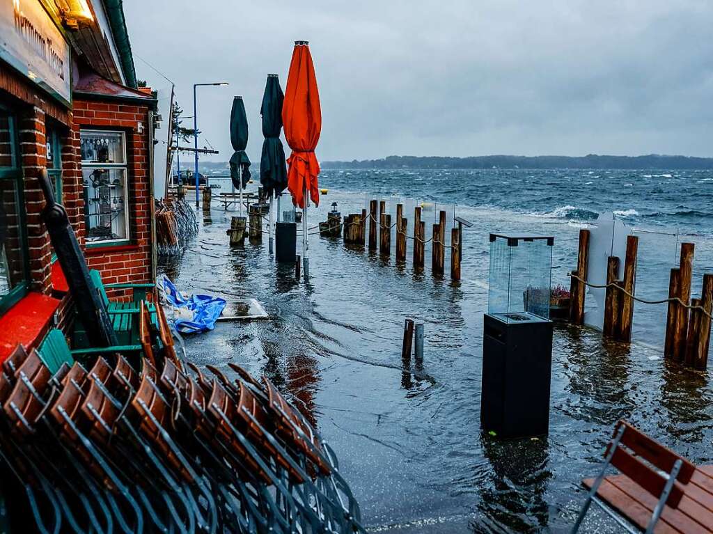 Die Strae vor den Cafs und Geschften am Tiessenkai im Kieler Stadtteil Holtenau ist am Freitagmorgen bereits vollstndig von der Ostsee berflutet.