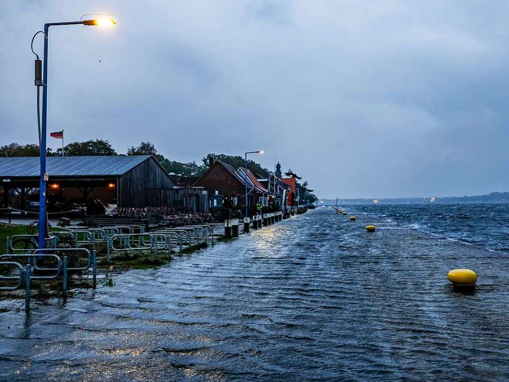 Die Strae vor den Cafs und Geschften am Tiessenkai im Kieler Stadtteil Holtenau ist am Freitagmorgen bereits vollstndig von der Ostsee berflutet.