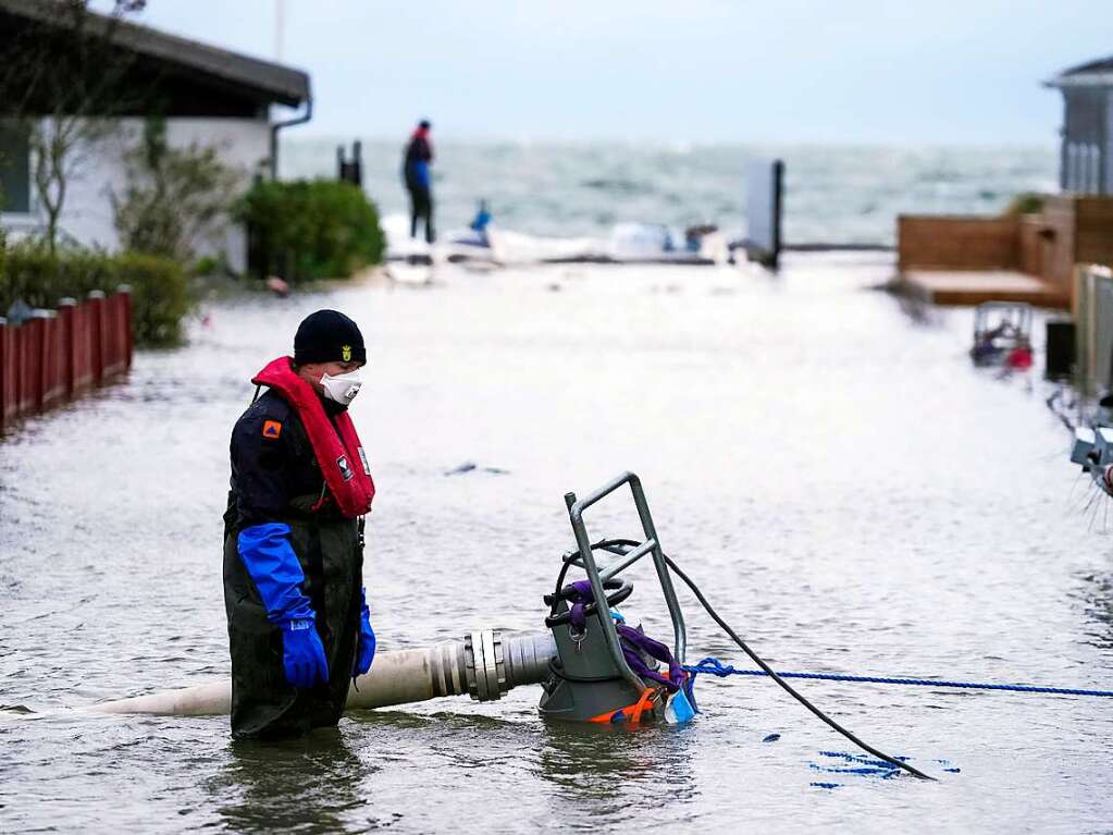 In der dnischen Stadt Haderslev pumpt ein Mann Wasser von einer berschwemmten Strae.