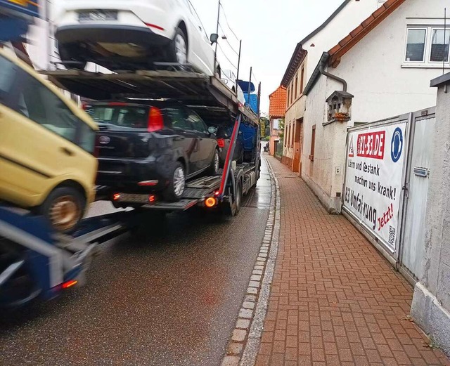 Noch schlngeln sich Lastwagen ber di...sich mit der neuen Kreisstrae ndern.  | Foto: Hannah Fedricks Zelaya