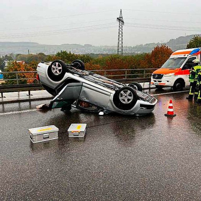 Das Auto hat sich bei dem Unfall auf der A98 bei Lrrach berschlagen.  | Foto: Freiwillige Feuerwehr Lrrach