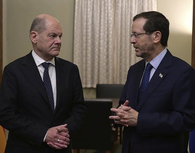 Olaf Scholz im Gesprch mit Izchak Herzog  | Foto: Amos Ben-Gershom (dpa)