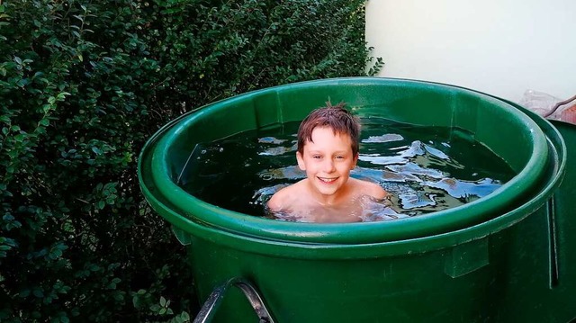 Jaron Duttlinger geht manchmal in diesem groen Eimer bei sich zu Hause baden.  | Foto: privat