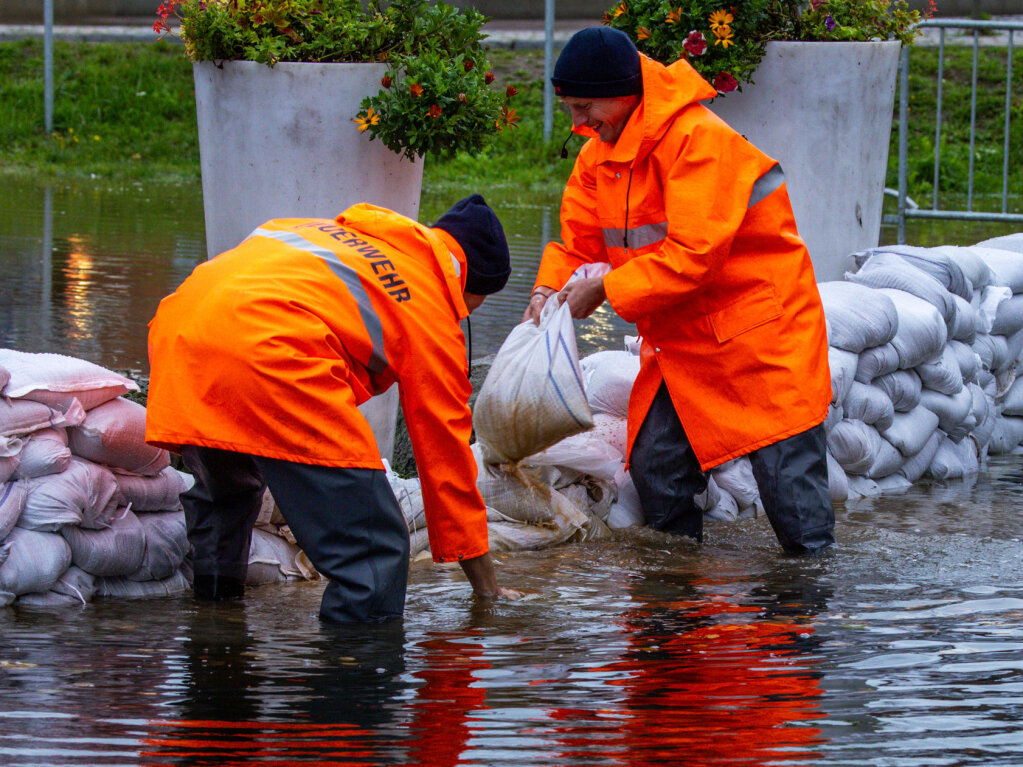 Mecklenburg-Vorpommern, Wismar: Feuerwehrleute sichern mit Sandscken einen Schutzwall gegen das ansteigende Hochwasser der Ostsee.