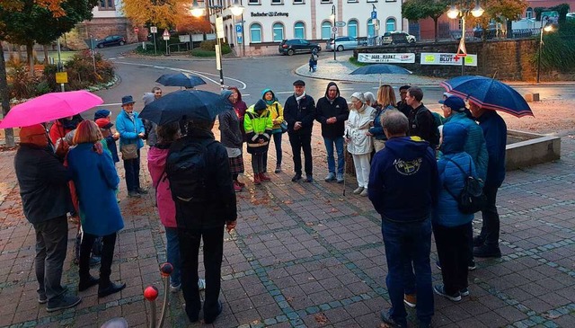 Gemeinsam trauern, gemeinsam beten: 30 Teilnehmende kamen zur Friedensdemo.  | Foto: Sonja Niederer