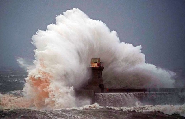 Entlang der deutschen Ostseekste fegt...im englischen South Shields bemerkbar.  | Foto: Owen Humphreys (dpa)