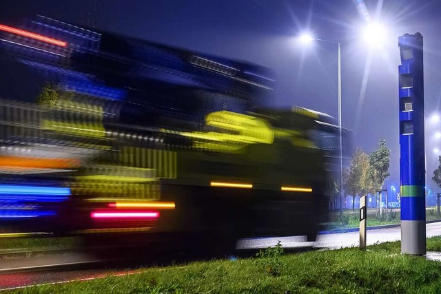 Ein Lastwagen fhrt an einer Mautkontrollsule vorbei.   | Foto: Klaus-Dietmar Gabbert (dpa)