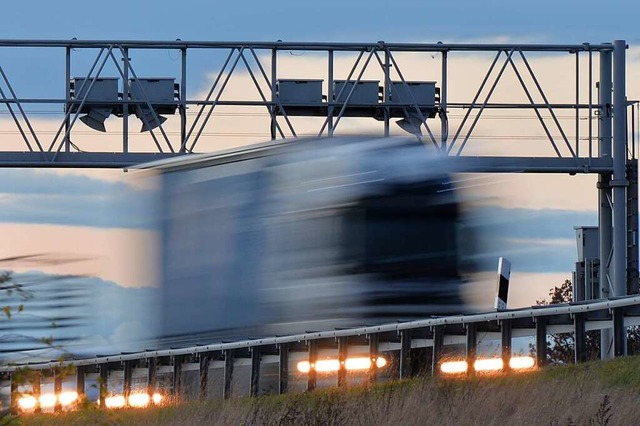 Die hhere Lkw-Maut soll zwischen 2024...usbau des Schienennetzes flieen soll.  | Foto: Marc Tirl (dpa)