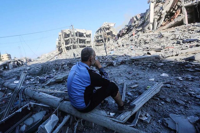 Die Gewalt im Nahen Osten ist nur eine...rte Gebude nach einer Bombardierung.  | Foto: Mohammed Talatene (dpa)