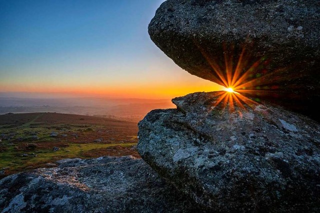 Eine Landschaft, wie gemacht fr Mythen: Blick ber die Gegend des Dartmoor.  | Foto: Torsten Velden (dpa)