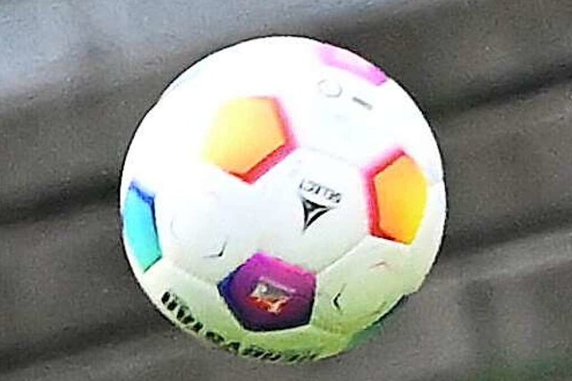 Der Ball muss rollen &#8211; auch beim FC Dachsberg.  | Foto: Sebastian Gollnow (dpa)