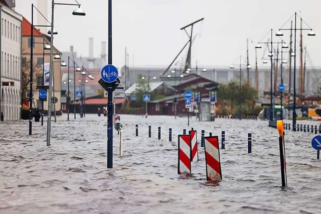 Flensburg am Freitag: Eine Strae am H...berschwemmungen in Schleswig-Holstein.  | Foto: Frank Molter (dpa)