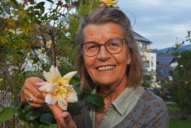 Lisbeth Felder lebt mit ihrem Mann in ...n und hat  einen hbschen Rosengarten.  | Foto: Andrea Steinhart