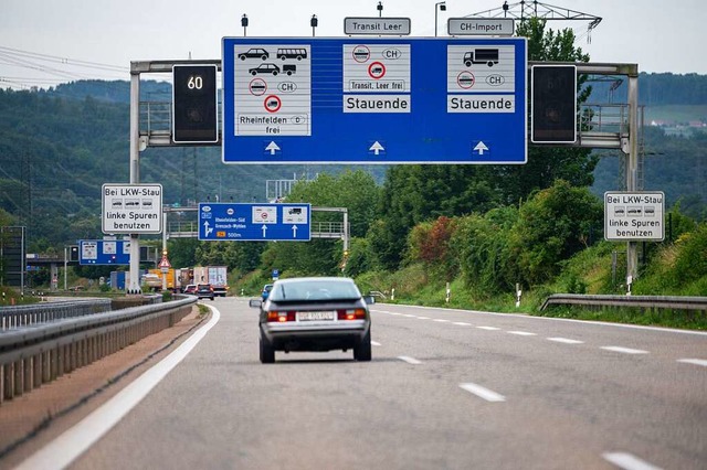 Die Einreisespur in die Schweiz war am... einige Stunden gesperrt (Symbolbild).  | Foto: Jonas Hirt