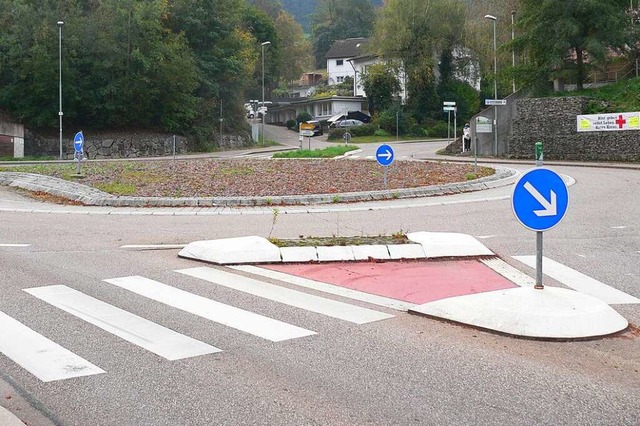 Laut Brgermeister ein &#8222;Schottergarten&#8220;: der Bahnhofstraen-Kreisel  | Foto: Kurt Meier