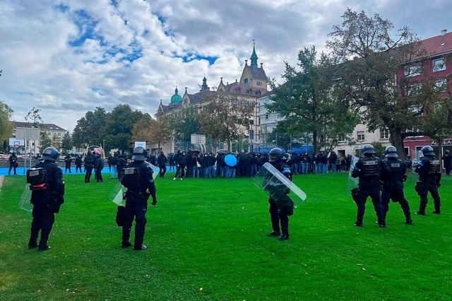 Die Basler Kantonspolizei hat eine Gruppe Antifaschisten eingekesselt.  | Foto: Jonas Hirt