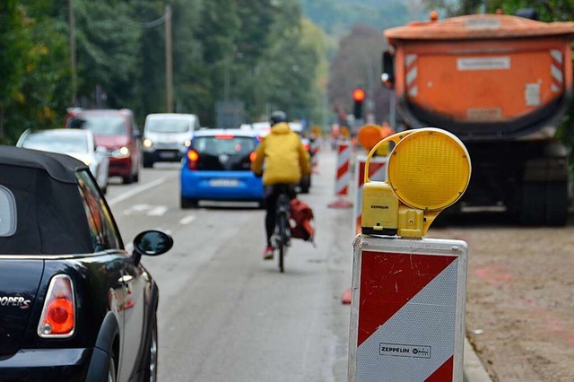 Immer wieder fahren auch Radfahrer an ...r sie gilt eigentlich eine Umleitung.  | Foto: Sophia Hesser