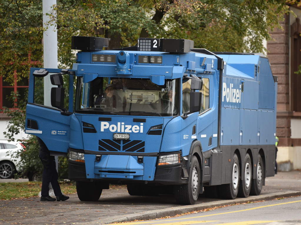 Wasserwerfer der Zrcher Polizei