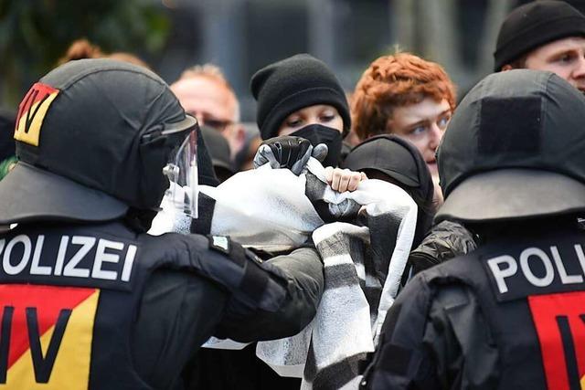 Wasserwerfer, Tomaten, Verschwrungen: Bei Demos in Weil und Basel prallen Welten aufeinander