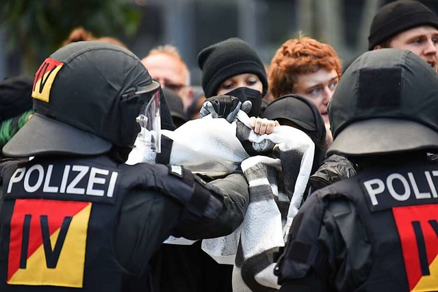 In Weil am Rhein drngt die Polizei Ge... Einsatzschilde und auch keine Stcke.  | Foto: Jonas Hirt
