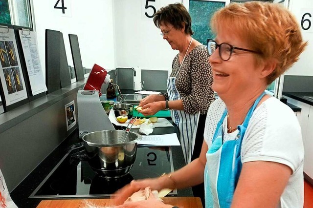 Kneten, rollen, schneiden: Acht Frauen...nen Kniffs und Tricks beim Brotbacken.  | Foto: Joachim Mller-Bremberger