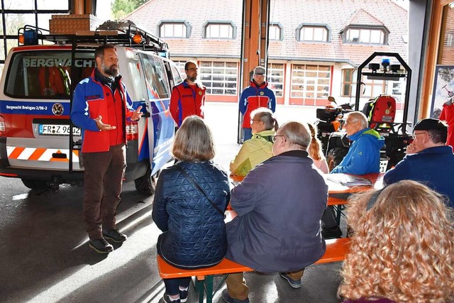 Vereinsvorsitzender Oliver Bieber (lin...Arbeit der  Bergwacht Hochschwarzwald.  | Foto: Thomas Biniossek