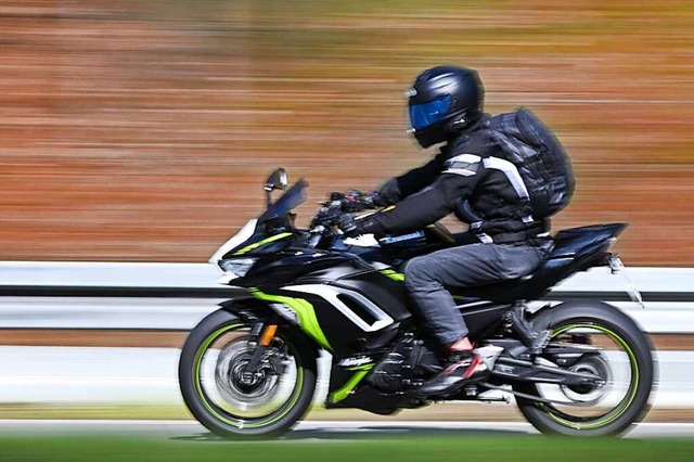 Zwei Motorradfahrer verletzen sich bei...nfall bei Kandern schwer (Symbolbild).  | Foto: Arne Dedert (dpa)