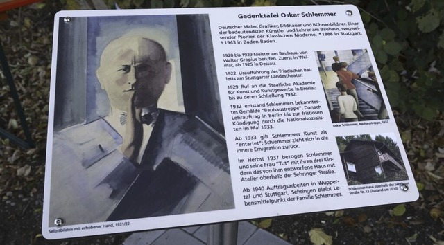 Die Tafel zeigt Werke Schlemmers und informiert ber seine Biografie.  | Foto: Volker Mnch