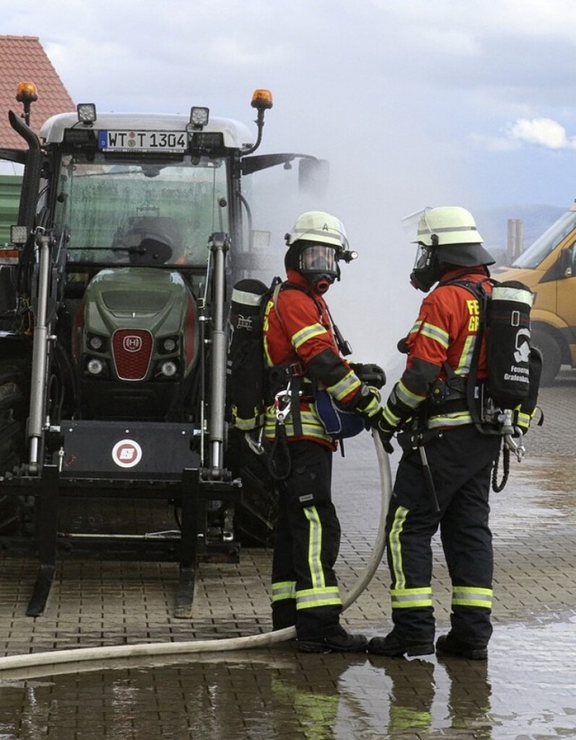 Der bungseinsatz der Feuerwehr Grafen...dem Autohausgelnde ist anspruchsvoll.  | Foto: Dorothe Kuhlmann