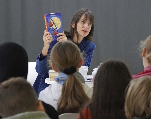 Autorin Lara Schtzsack stellte whren... Buch &#8222;Derselbe Mond&#8220; vor.  | Foto: Stadt Rheinfelden