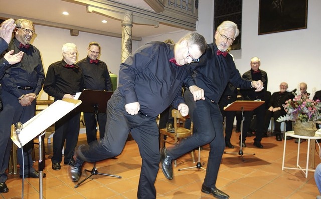 Humor ist Trumpf: Beim Herbstkonzert w...ss  mit einem Sirtaki-Tanz parodiert.   | Foto: Gudrun Gehr