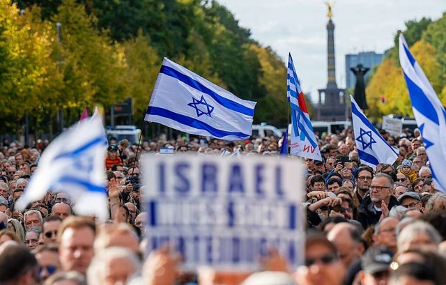 Tausende demonstrierten am Sonntag in ...tismus und fr Solidaritt mit Israel.  | Foto: Monika Skolimowska (dpa)