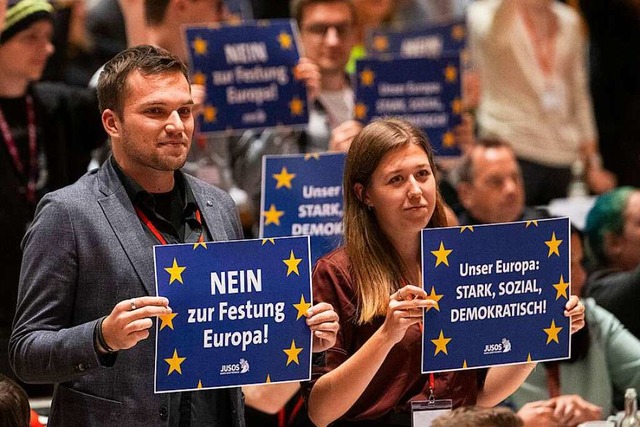 &#8222;Nein zur Festung Europa!&#8220;...; Jusos auf dem Parteitag in Heilbronn  | Foto: Marijan Murat (dpa)