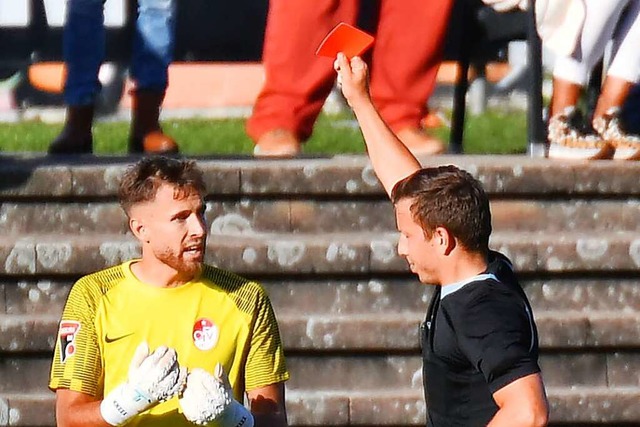 Der Anfang vom Ende: OFV-Torhter Alex...angel um den Ball die Gelb-Rote Karte.  | Foto: Wolfgang Knstle