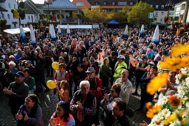 Zur Schlagerparty am Sonntag kamen zah...he Menschen auf den Lahrer Marktplatz.  | Foto: Bettina Schaller