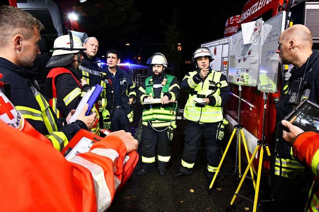 Kommandant Michael Ortlieb (Zweiter von rechts) erlutert die Lage.  | Foto: Barbara Ruda