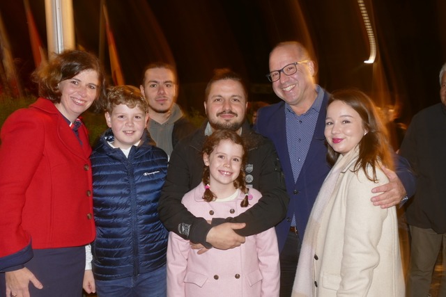 Patrick Weichert (Zweiter von rechts) ...m Wahlabend kam er mit seiner Familie.  | Foto: Frank Schoch