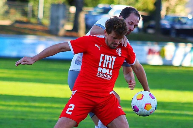 Stefan Lauer vom FCA schirmt den Ball ...enspieler ab, rechts Drilon Pergjeqaj.  | Foto: Fritz Zimmermann