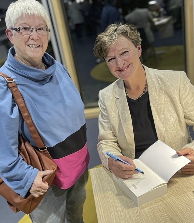 Autorin Astrid Fritz (rechts) signiert ihre Bcher in March.  | Foto: Mario Schneberg