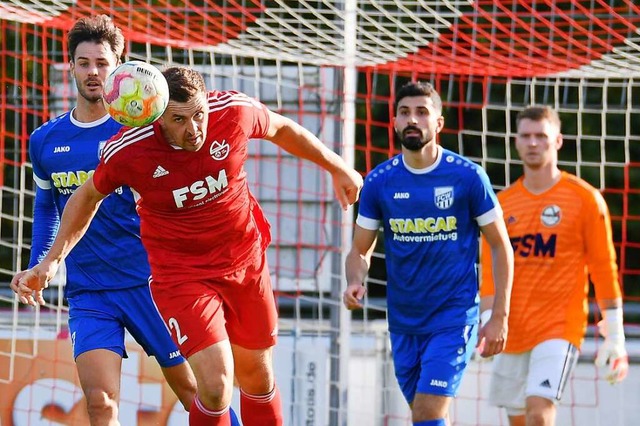 Yannik Schwendemann vom FSV Stegen (ro...tegener Schlussmann Christoph Lffler.  | Foto: Achim Keller