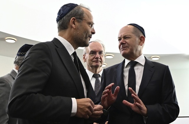 Kanzler Olaf Scholz (rechts) bei der E...alts Ministerprsident Reiner Haseloff  | Foto: Hendrik Schmidt (dpa)