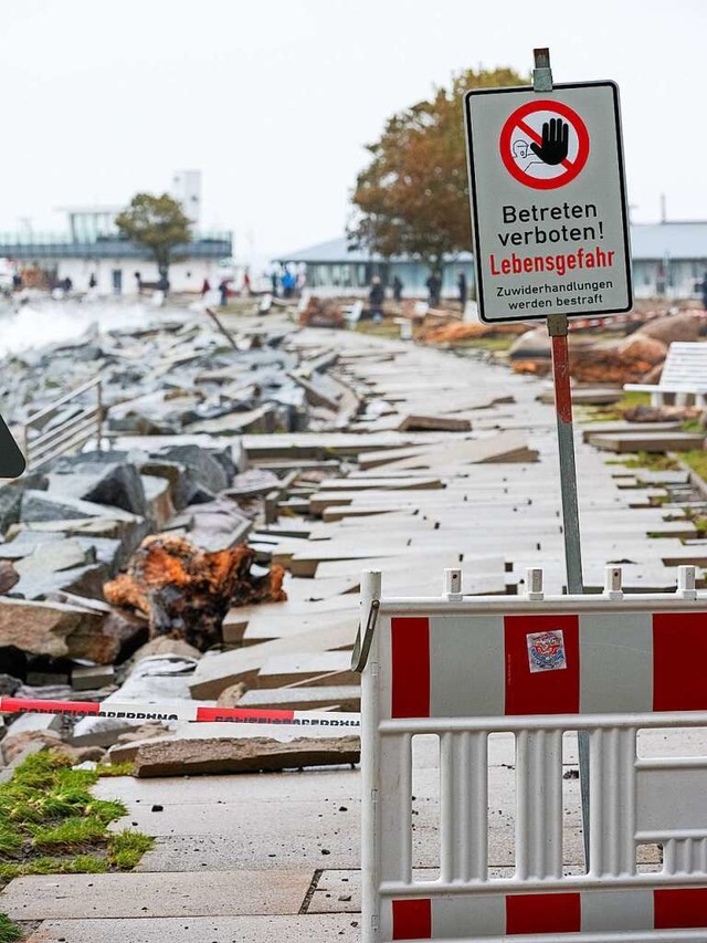 An der Ostseekste hat eine schwere St...r Menschen kann das gefhrlich werden.  | Foto: Georg Moritz (dpa)