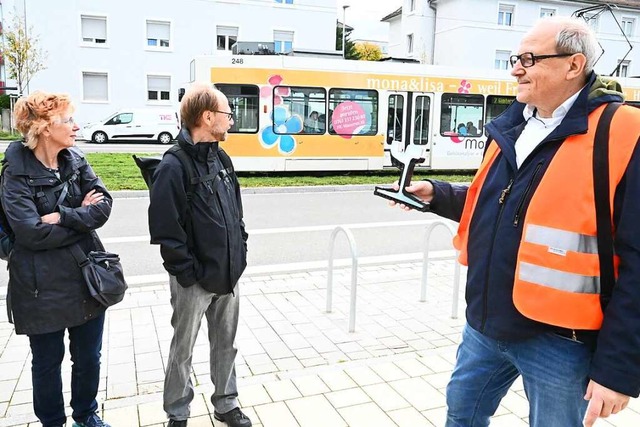 Andreas Hildebrandt, der Leiter der Ab... einen Querschnitt durch eine Schiene.  | Foto: Markus Zimmermann