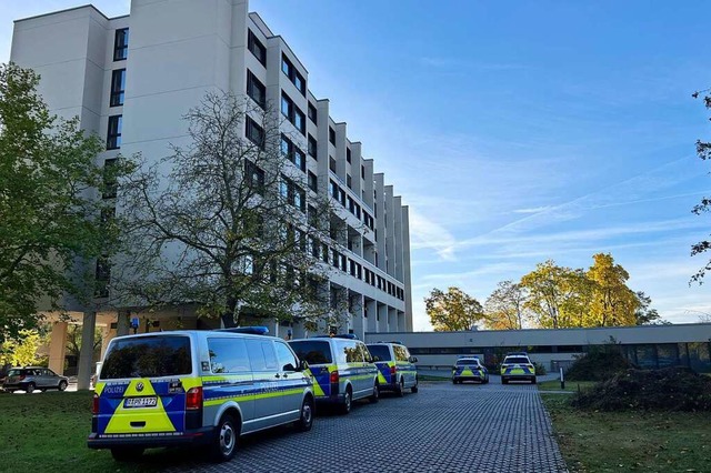 Polizeiautos stehen vor einer Schule i...per E-Mail wurde das Gebude  gerumt.  | Foto: Haubner (dpa)